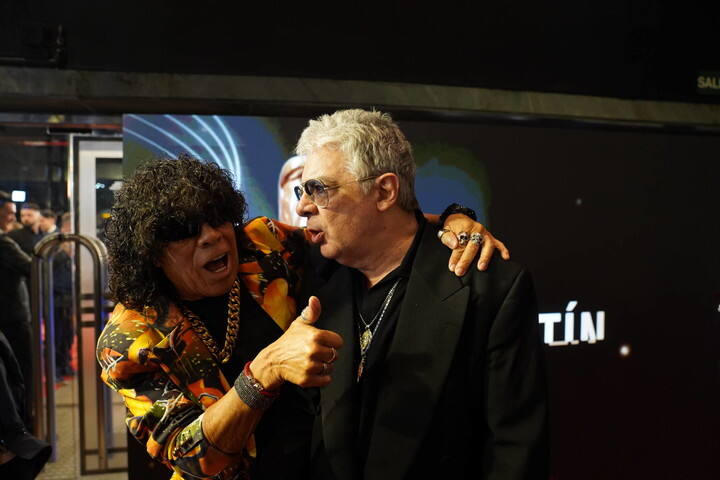 La Mona Jiménez y Juanse. Adentro compartirían mesa. Y premios. Fotos Martín Bonetto
