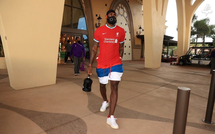 LeBron con la camiseta de Liverpool.