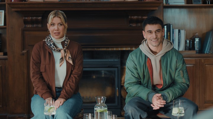 Wanda Nara y Agustín Bernasconi como los vecinos Lucía y Javi: pasan un fin de semana haciéndose pasar por madre e hijo. Foto: Telefe.