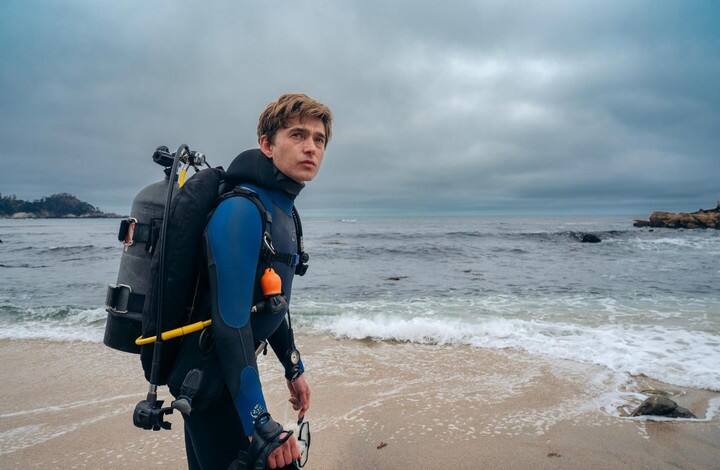 Jay (Austin Abrams) antes de ingresar al océano, y ser devorado por la ballena del título.