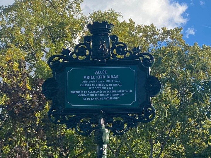 Inauguración de una placa conmemorativa a la familia Bibas en París.