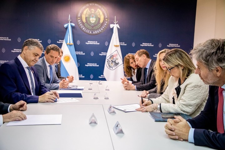 Jorge Macri, Alejandra Monteoliva y Karina Milei durante la firma para la mudanza definitiva de los presos del penal de Devoto al nuevo complejo de Marcos Paz.