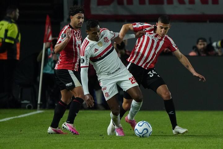 Estudiantes igualó con Flamengo en la ida (Foto Juano Tesone).