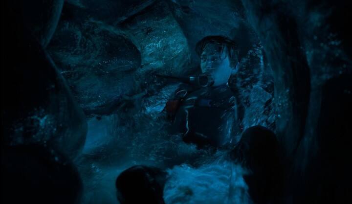Austin Abrams, dentro de la ballena. Igual que Pinocho. Fotos Disney