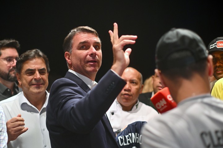 Flávio Bolsonaro reacciona durante una reunión con gobernadores. Foto: EFE