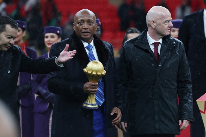 Patrick Motsepe junto a Infantino. (Reuters)