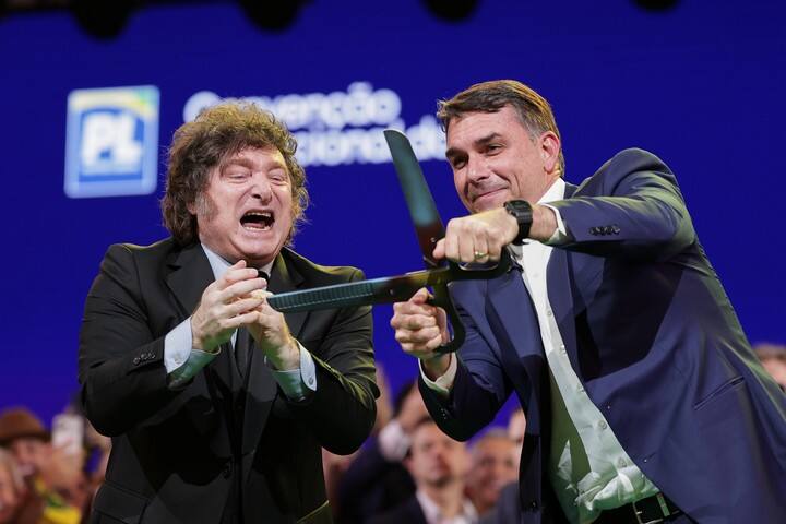 Flavio Bolsonaro y Javier Milei con una tijera, en plena campaña presidencial.