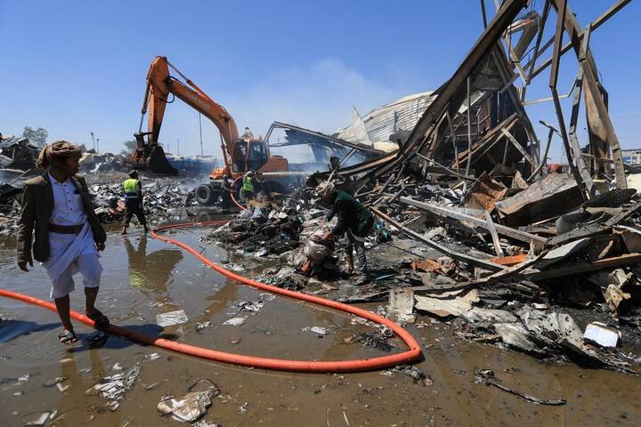 Personal de emergencias en el lugar donde, según se ha informado, se produjo un ataque aéreo saudí contra una fábrica de espuma en Saná (Yemen) la semana pasada. Foto Mohammed Huwais/Agence France-Presse