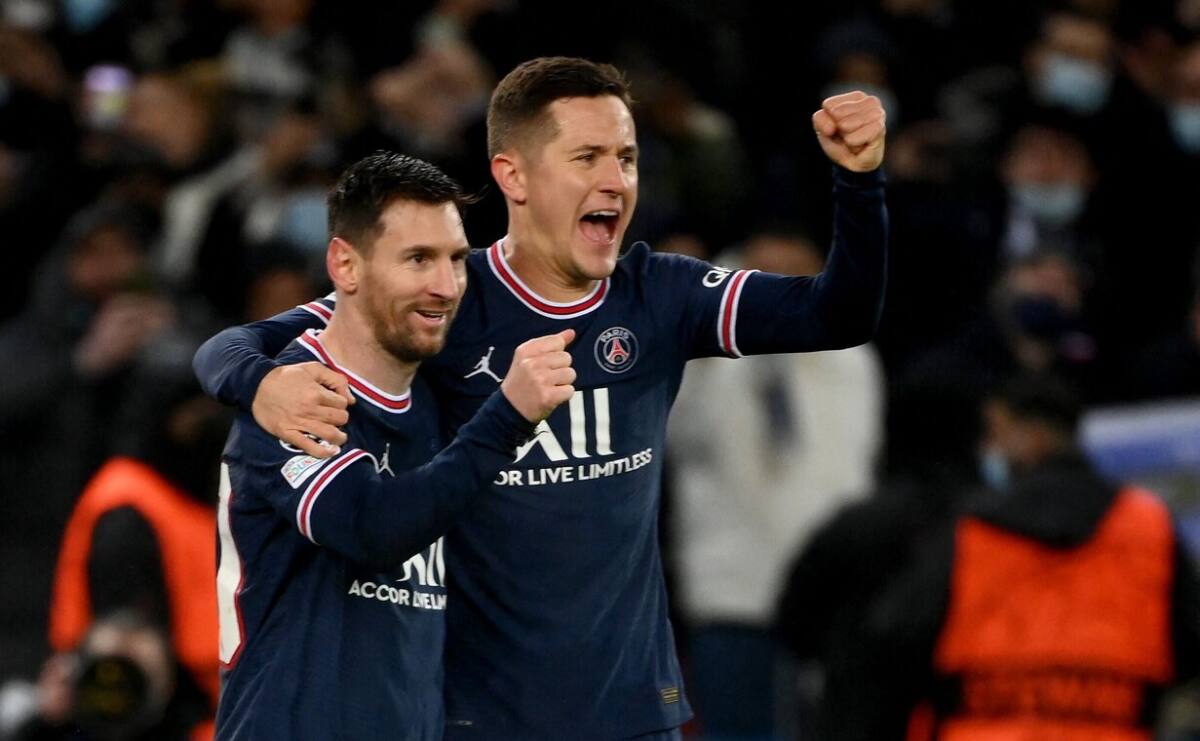 Ander Herrera con Messi. (AFP)