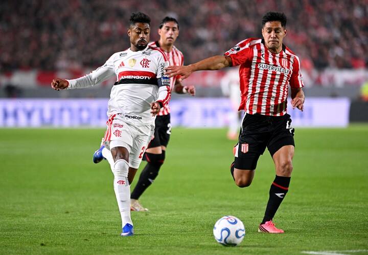 Soccer Football - Copa Libertadores - Semi Final - First Leg - Estudiantes de La Plata v Flamengo - Estadio Jorge Luis Hirschi, La Plata, Argentina - October 15, 2026
Estudiantes de La Plata's Santiago Misael Nunez in action with Flamengo's Bruno Henrique Pinto REUTERS/Rodrigo Valle