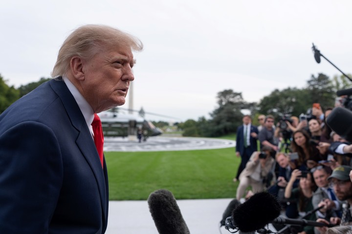 Donald Trump hablando con periodistas en la Casa Blanca. Foto: EFE/ EPA/ Aaron Schwartz.