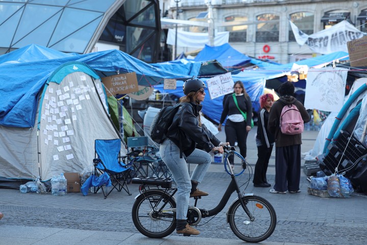 Desde hace dos semanas, un acampe en la Puerta del Sol reclama por el acceso a una vivienda digna. Foto: EFE/ Kiko Huesca
