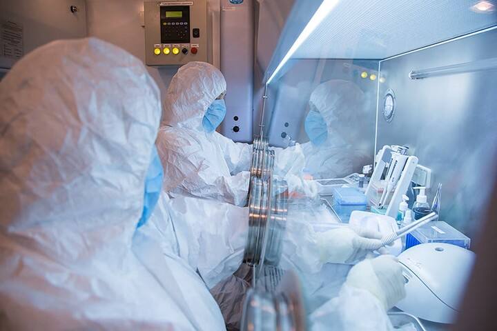 Una fotografía difundida por el Instituto de Investigación contra la Peste de Irkutsk en la que aparecen especialistas trabajando en un laboratorio de Krasnoyarsk (Rusia) en 2019. Foto Instituto de Investigación contra la Peste de Irkutsk, a través de Agence France-Presse