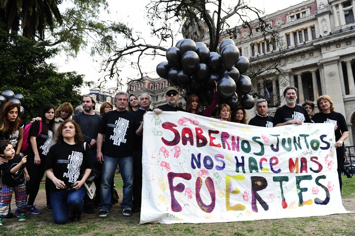 En 2016 los familiares de las víctimas de la tragedia del Colegio Ecos exigían Justicia colgando globos negros en la puerta de los tribunales. Foto Juano Tesone / Archivo