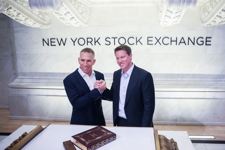 Ynon Kreiz y David Ellison, codirectores ejecutivos de Skydance Corp., en la Bolsa de Nueva York. Foto: Bloomberg.