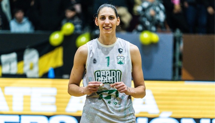 Florencia Fernández con el trofeo de MVP de la Liga pasada.