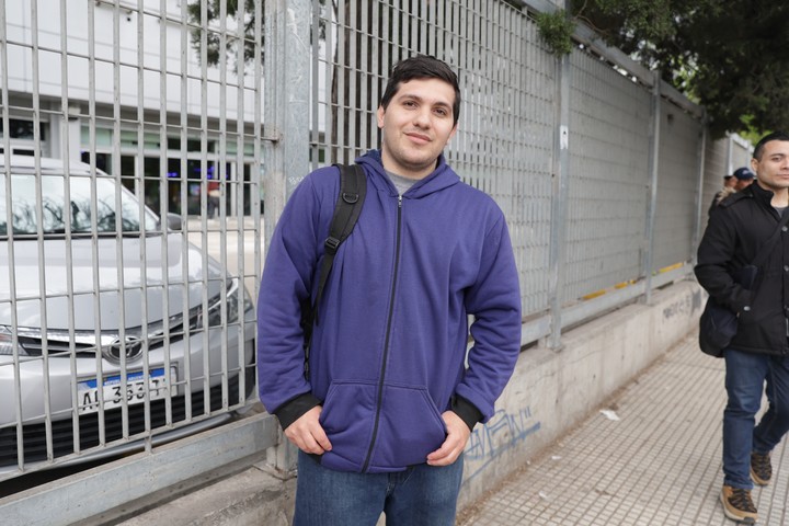 Agustín lleva seis meses sin trabajo fijo y hace changas para ayudar a sus papás. Foto Francisco Loureiro