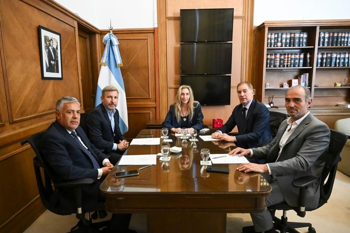 Rogelio Frigerio y Alfredo Cornejo se juntaron con Karina Milei en la Casa Rosada este martes