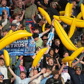 Por qué los hinchas del City exhibieron bananas inflables ante Liverpool