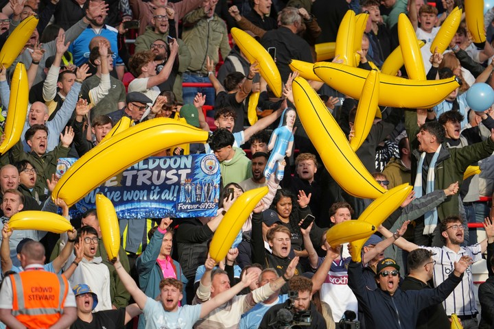 Hinchas del City exhibieron bananas inflables en Anfield. (AP)