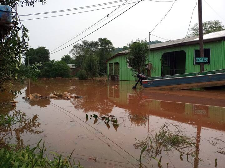 El río Uruguay también crece rápidamente por las lluvias en Brasil y ya son más de un millar los evacuados en El Soberbio, Misiones.