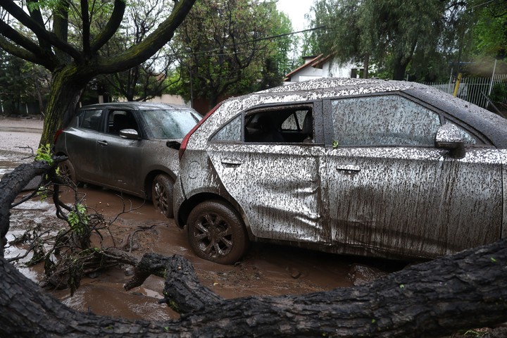 Autos afectados por el aluvión en la comuna de Las Condes, en Santiago (Chile). Foto EFE