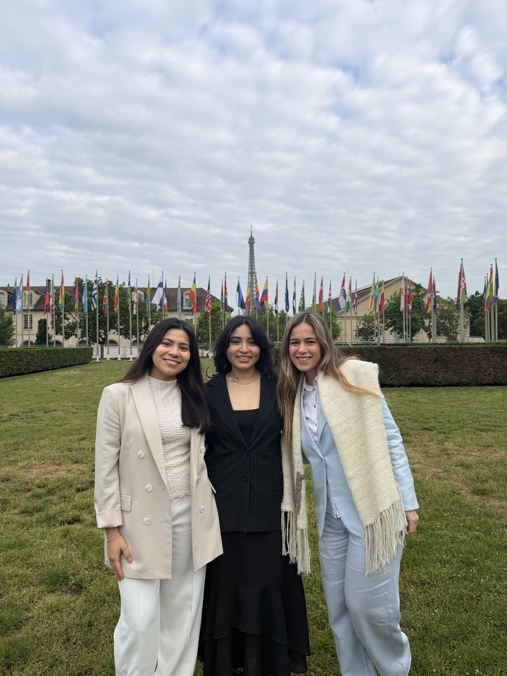 Valentina con Lorena y María Fernanda en la sede de la Unesco. Su proyecto fue elegido por su aporte para empoderar a las mujeres.