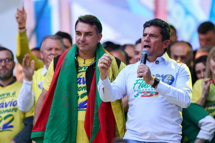 Sergio Moro interviene en un acto de campaña junto al candidato presidencial Flavio Bolsonaro, del Partido Liberal (PL), en Porto Alegre, Brasil. Foto Reuters