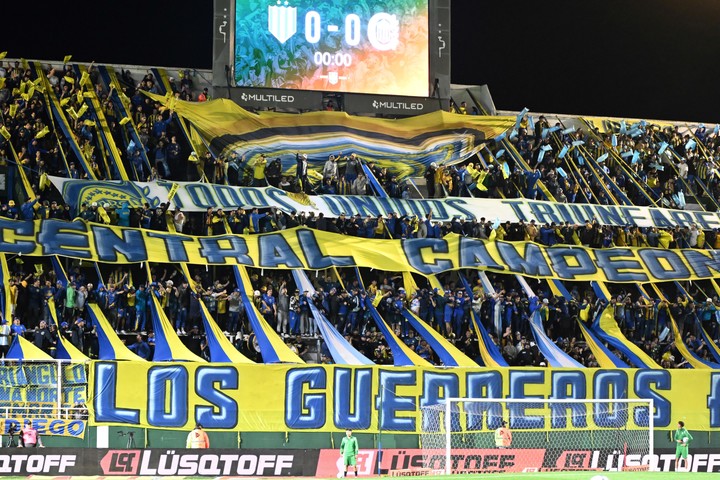 La hinchada de Rosario Central en el Florencio Sola, estadio de Banfield. (FOTOBAIRES)
