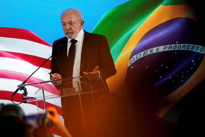 El presidente brasileño, Luiz Inácio Lula da Silva, habla con los periodistas tras su reunión en la Casa Blanca con el presidente estadounidense, Donald Trump, en la embajada de Brasil en Washington. Foto Reuters