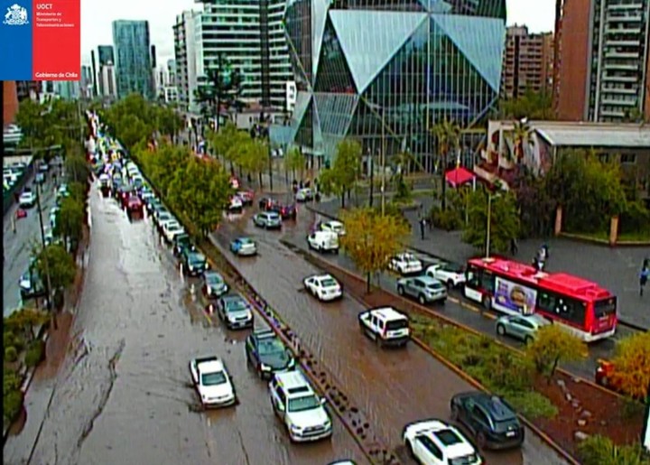 Apoquindo entre Los Condes y Tobalaba, después del aluvión en Chile.