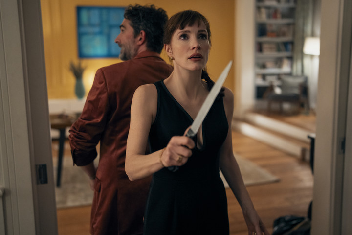 Russ (Jay Duplass) y Ursula (Chastain), listos para recibir a la Otra Mami.
