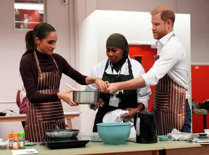 Harry y Meghan se trasladaron al Himmah Hub, donde participaron en una clase de cocina. Foto: Reuters