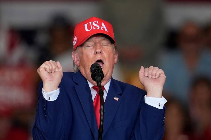 Donald Trump negó haber ordenado la restricción de un sistema de defensa en Ucrania. Foto AP