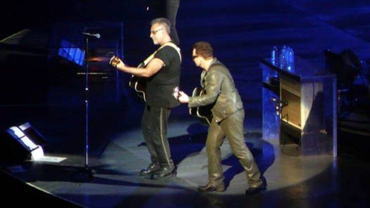 León Gieco como invitado especial de U2, en pleno homenaje a Gustavo Cerati.