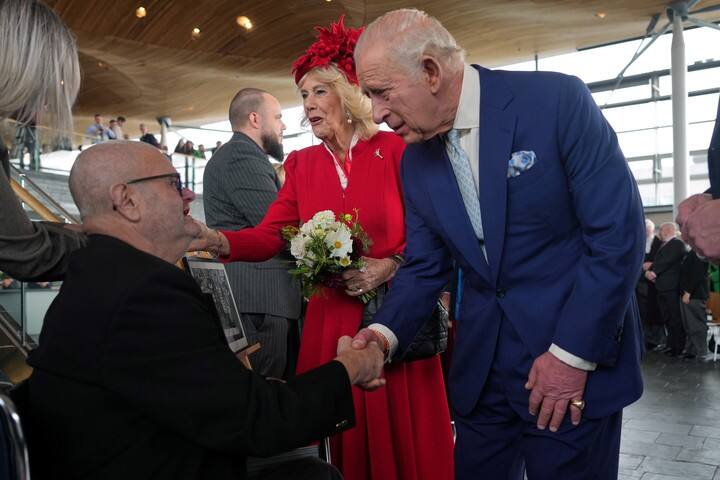 Carlos y Camilla en Cardiff. Foto: AP