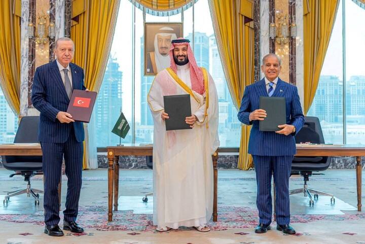 Una fotografía difundida por los medios de comunicación estatales saudíes en la que aparecen, de izquierda a derecha, el presidente turco Recep Tayyip Erdogan, el príncipe heredero saudí Mohammed bin Salman y el primer ministro pakistaní Shehbaz Sharif tras la firma de un acuerdo de defensa conjunto en La Meca, Arabia Saudí, en agosto. Foto Agencia de Prensa Saudí
