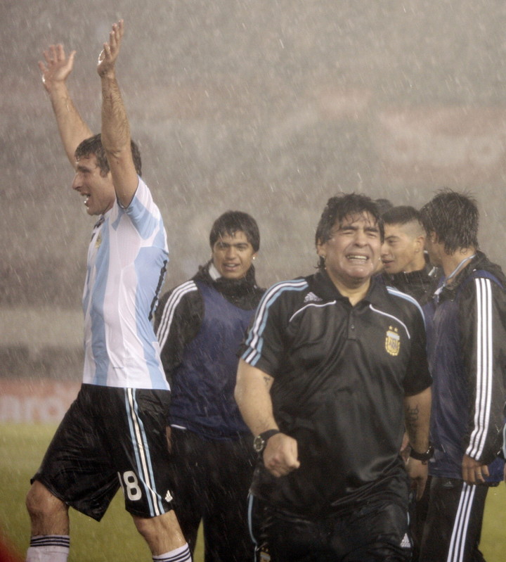 Palermo y Diego en las Eliminatorias del 2010 (EFE).