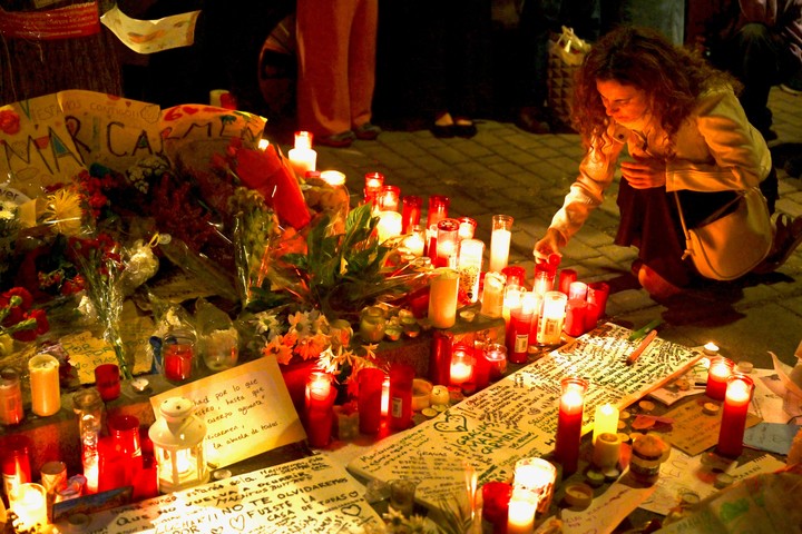 Velas y carteles recuerdan la lucha de la vecina de 87 años que fue desalojada y murió antes de firmar un nuevo contrato para poder volver a su casa.  Foto: Cézaro De Luca