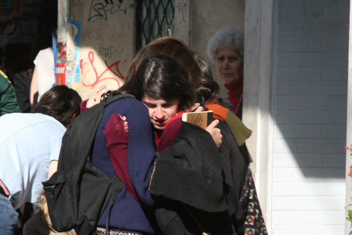 El abrazo de estudiantes y familiares, en las inmediaciones del Colegio Ecos, días después del accidente. Foto Archivo / Clarín