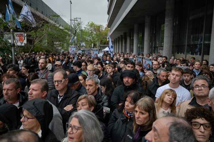Cientos de personas se congregaron en el acto en la plaza  "Espacio Fitz Roy - Familia Bibas", en Buenos Aires.