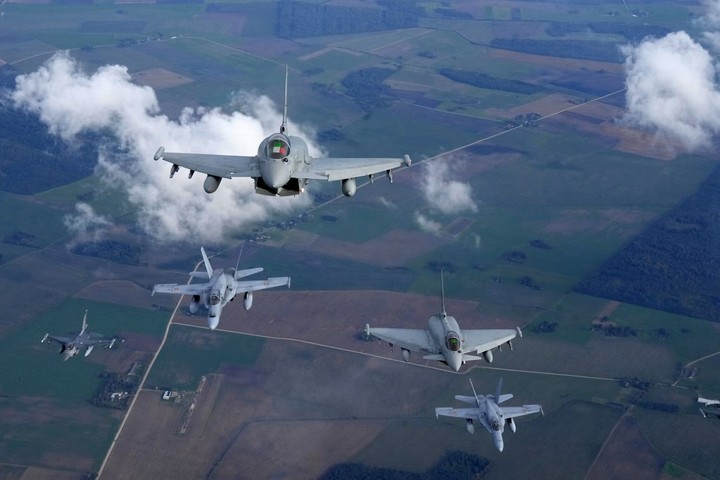 Aviones de combate italianos, españoles y turcos sobrevolando Lituania durante una visita de prensa de la OTAN en septiembre. La alianza ha estado llevando a cabo ejercicios cada vez más numerosos y de mayor envergadura a lo largo de la frontera con Rusia. Foto Ints Kalnins/Reuters