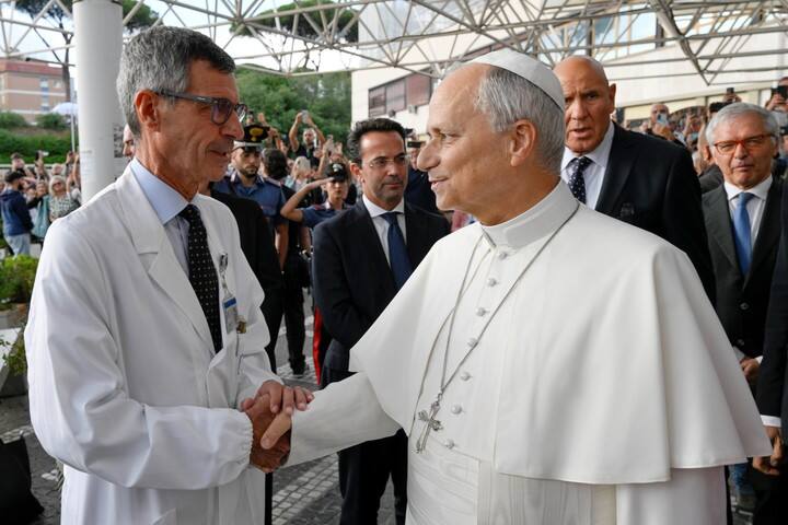 León XIV se despide de los medicos y regresa al Vaticano. EFE