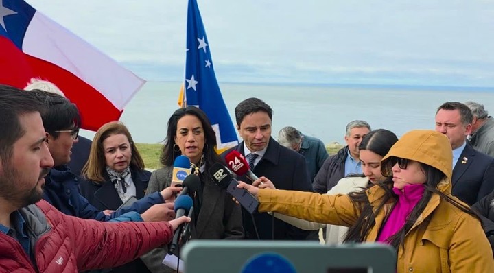 Paulina Núñez Presidenta del Senado de Chile, junto a otros  legisladores en Punta Arenas, desde donde este lunes 21 de septiembre enviaron un fuerte mensaje a la Argentina por el Estrecho de Magallanes y Malvinas
Foto: Senado de Chile