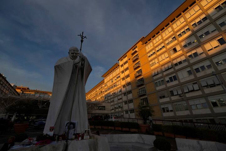 La estatua de Juan Pablo II frente al hospital Gemelli, después de que el Vaticano informara que al papa León se le diagnosticó cáncer de pulmón tras una intervención quirúrgica, en Roma. Foto Reuters