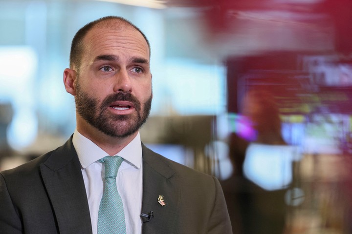 Eduardo Bolsonaro reside en Texas desde 2025. Por permanecer tanto tiempo fuera del país perdió su banca como diputada. Foto Reuters /Jessica Koscielniak