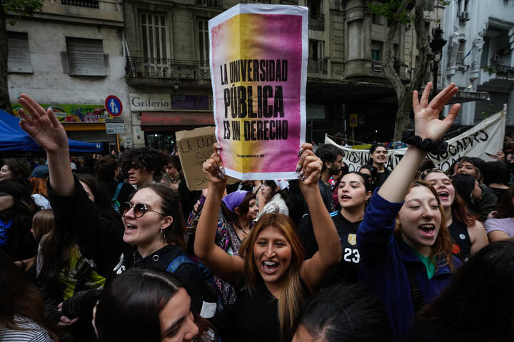 Los jóvenes estudiantes salieron en defensa de las universidades públicas a pesar de la lluvia. Foto: Mariana Nedelcu.