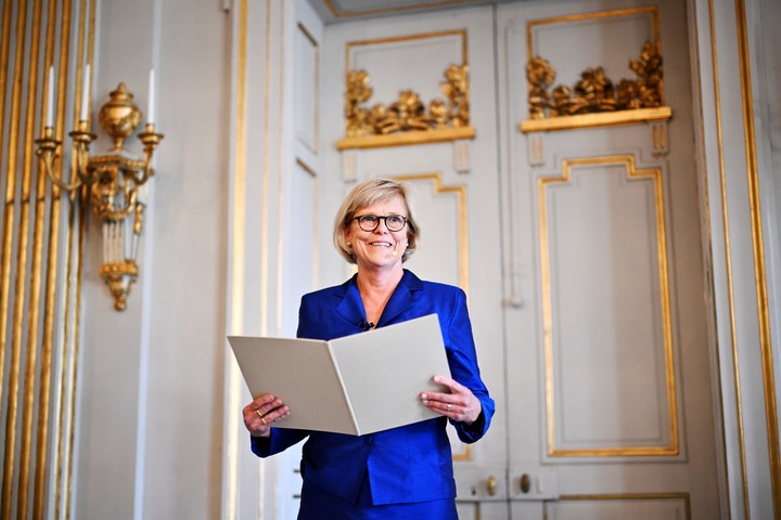 La secretaria permanente de la Academia sueca Ingrid Carlberg anuncia el Nobel para Anne Carson. EFE / EPA / CHRISTINE OLSSON