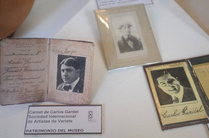 Las credenciales de artista de Gardel, que consignan su dúo artístico con José Razzano, que además lo acompañó al consulado uruguayo de Buenos Aires. Foto Gerardo dell'Oro