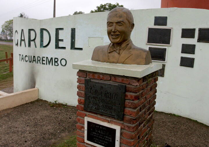 Un busto de Carlos Gardel, ubicado en la entrada de Tacuarembó, Uruguay. Foto EFE/Iván Franco